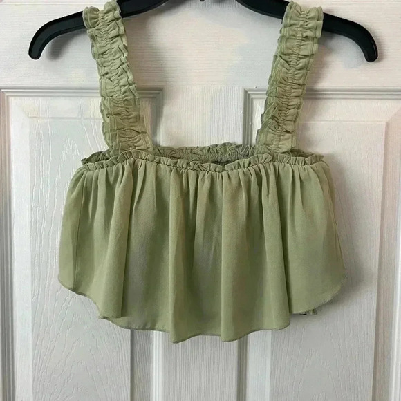 Forever 21 Green Smocked Flounce Crop Top. NWT. Size medium - Picture 2 of 4